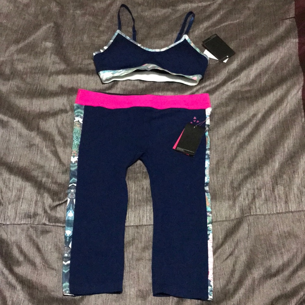 2pcs matching seamless bra & seamless Capri NWT